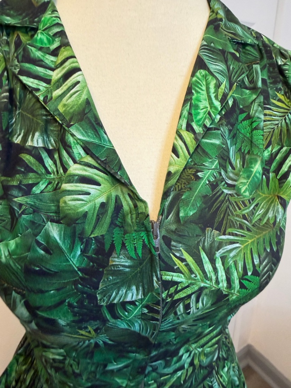 Green Tropical Leaf Bernie Dexter Vintage-Inspired Fit-and-Flare Dress - Picture 6 of 9